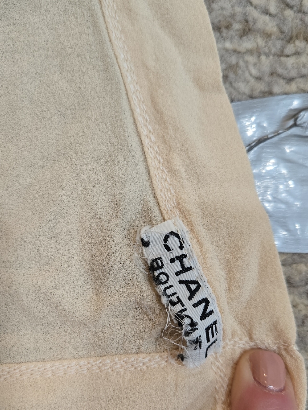 CHANEL Luxurious Cream Wrap - Picture 7 of 7